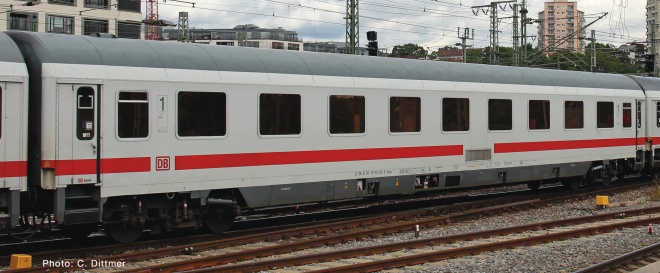 Passenger car 1st class type EW IV<br /><a href='images/pictures/Roco/Roco-74653.jpg' target='_blank'>Full size image</a>